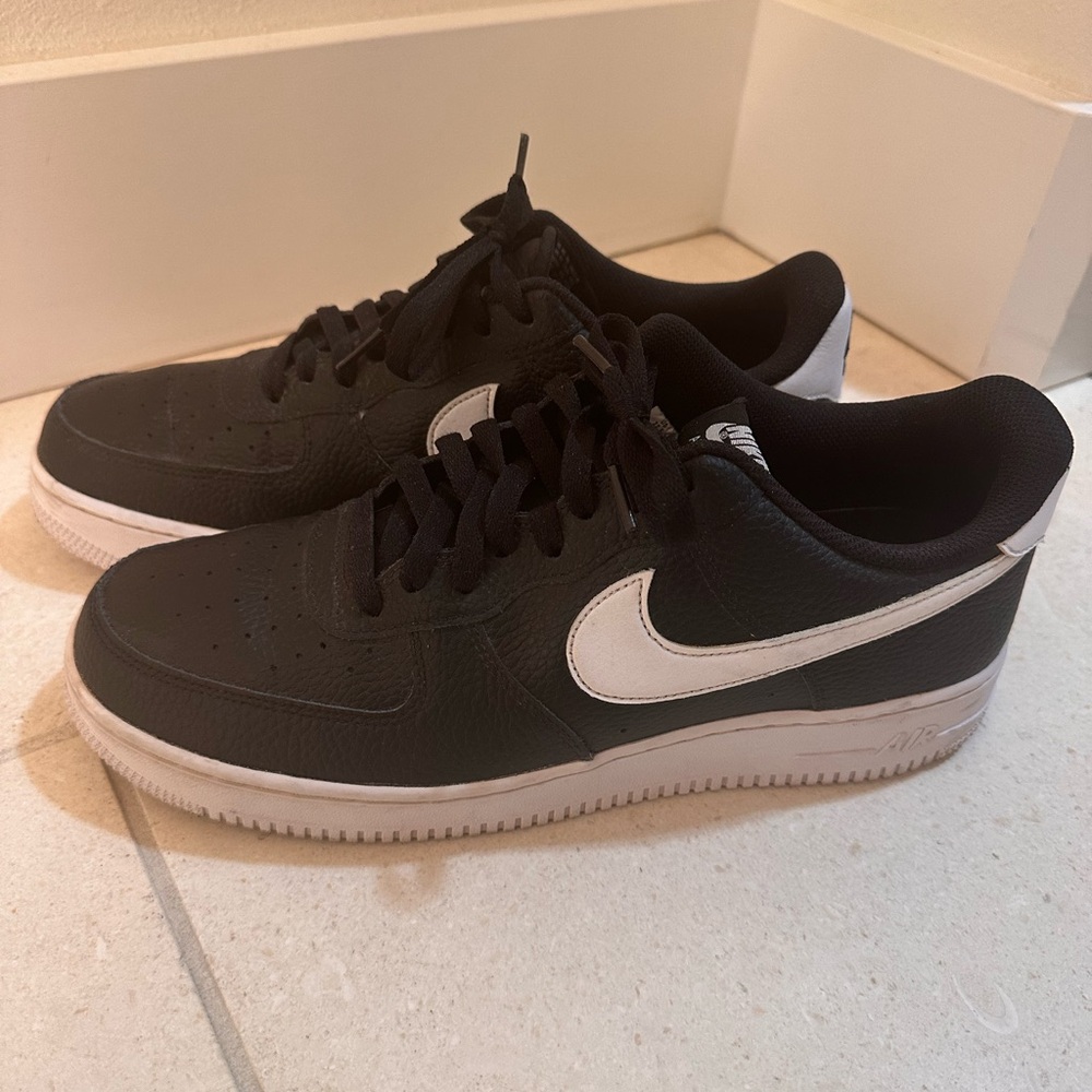 Nike Men's Black and White Sneakers